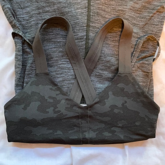 Lulelemon Tank w/ Built-in Bra Size 2 - Picture 3 of 3